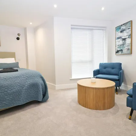 Luxury Beachside Sea View Apartment *